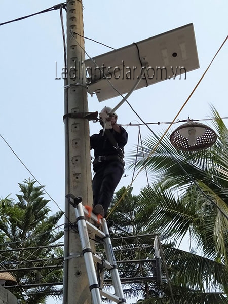 So sánh đèn đường mặt trời và đèn đường