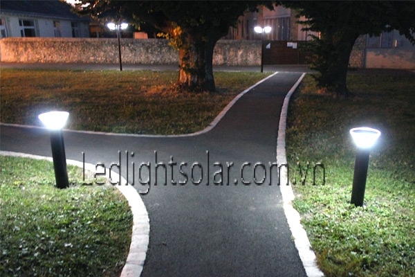 đèn trụ sân vườn năng lượng mặt trời giá bao nhiêu